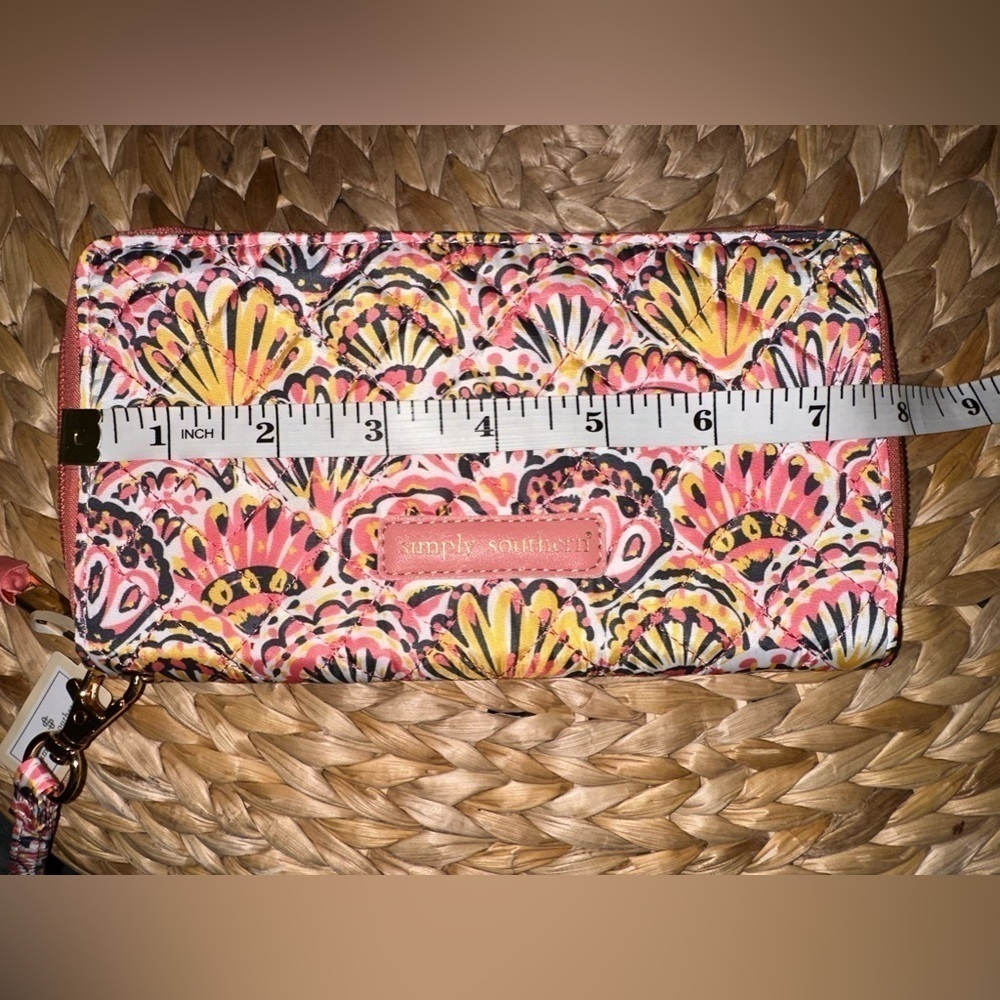 NWT Simply Southern Quilted Phone Wallet in Shell Pattern - Picture 9 of 10
